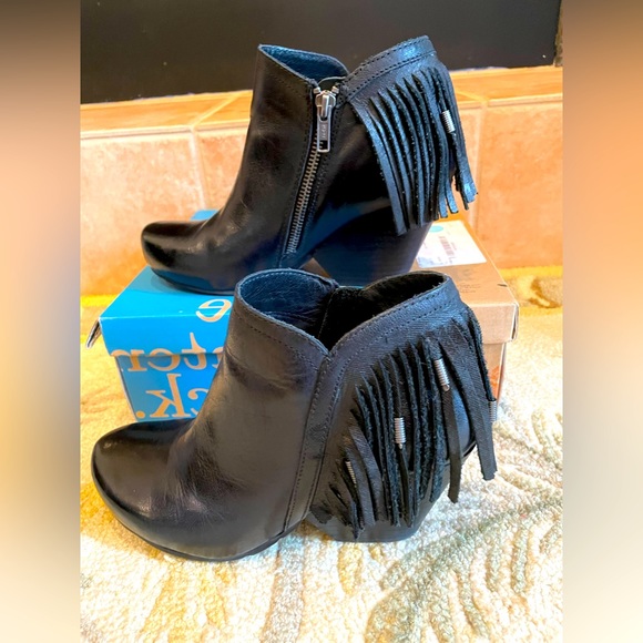 OTBT “Folkloric” Black leather fringe booties size 7.5 - Picture 2 of 7